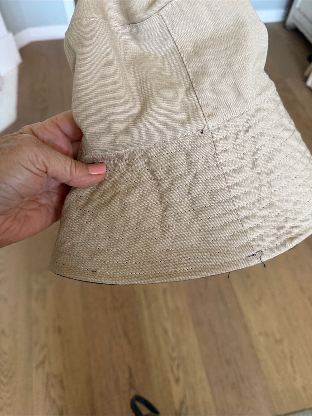 Reversible Wide-Brim Sun Hat in Black and Beige - Picture 4 of 5